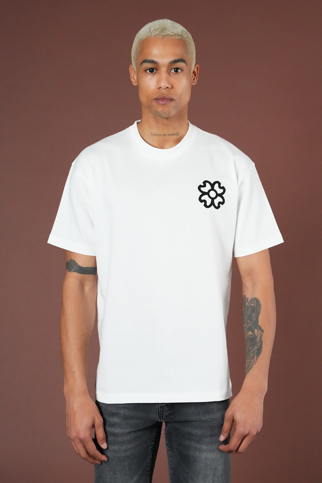 Herren-T-Shirt mit Blumenapplikation vorne und hinten LL1100161