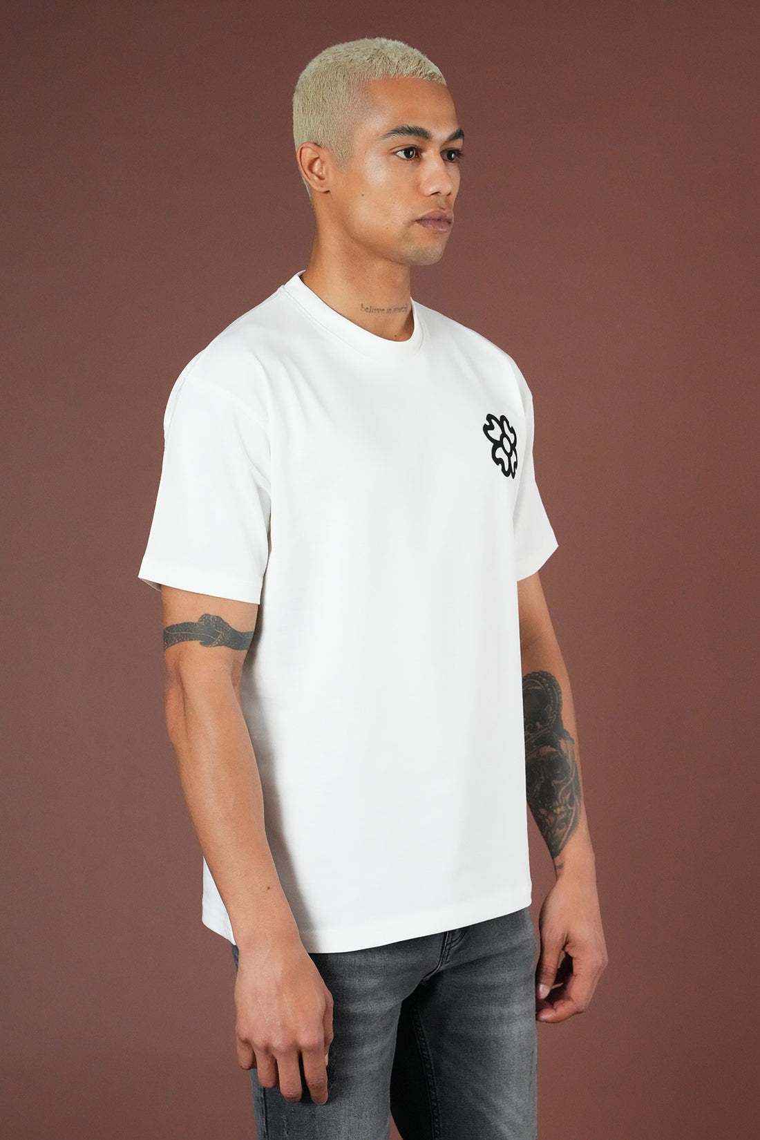 Herren-T-Shirt mit Blumenapplikation vorne und hinten LL1100161