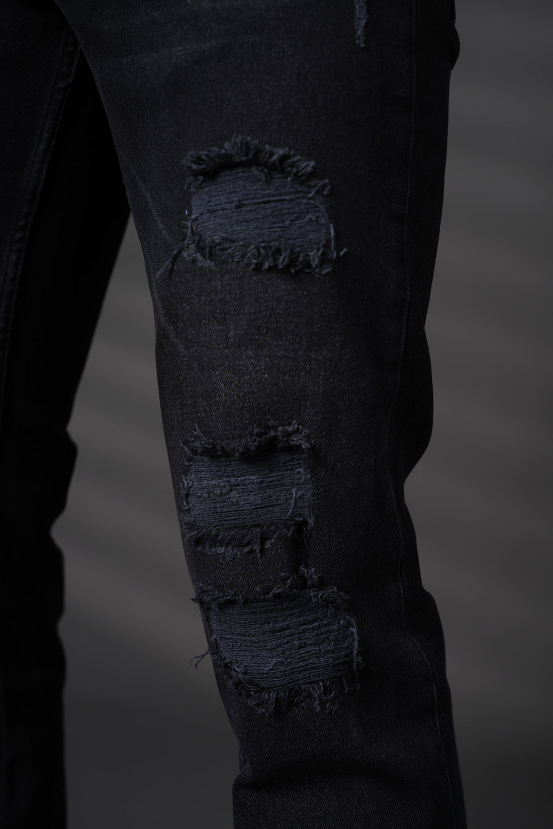 JEANS MIT AUSGESTELLTEM BEIN 4116