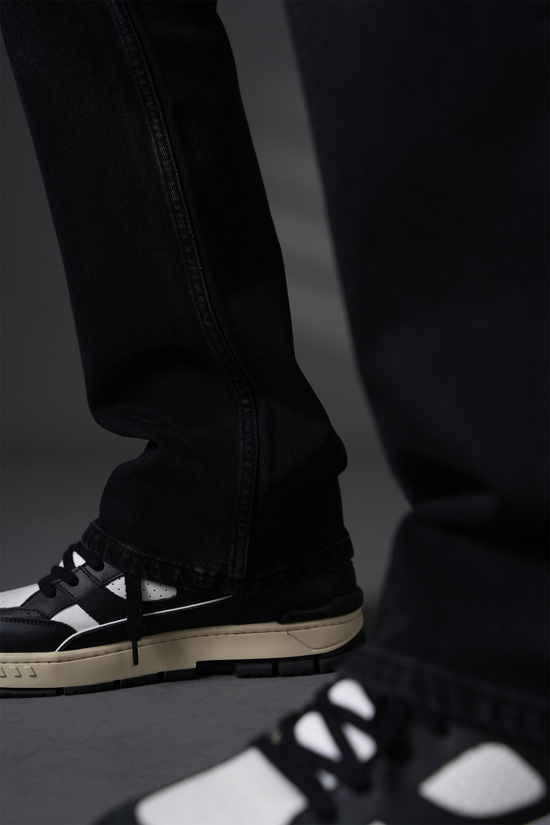 JEANS MIT AUSGESTELLTEM BEIN 4116