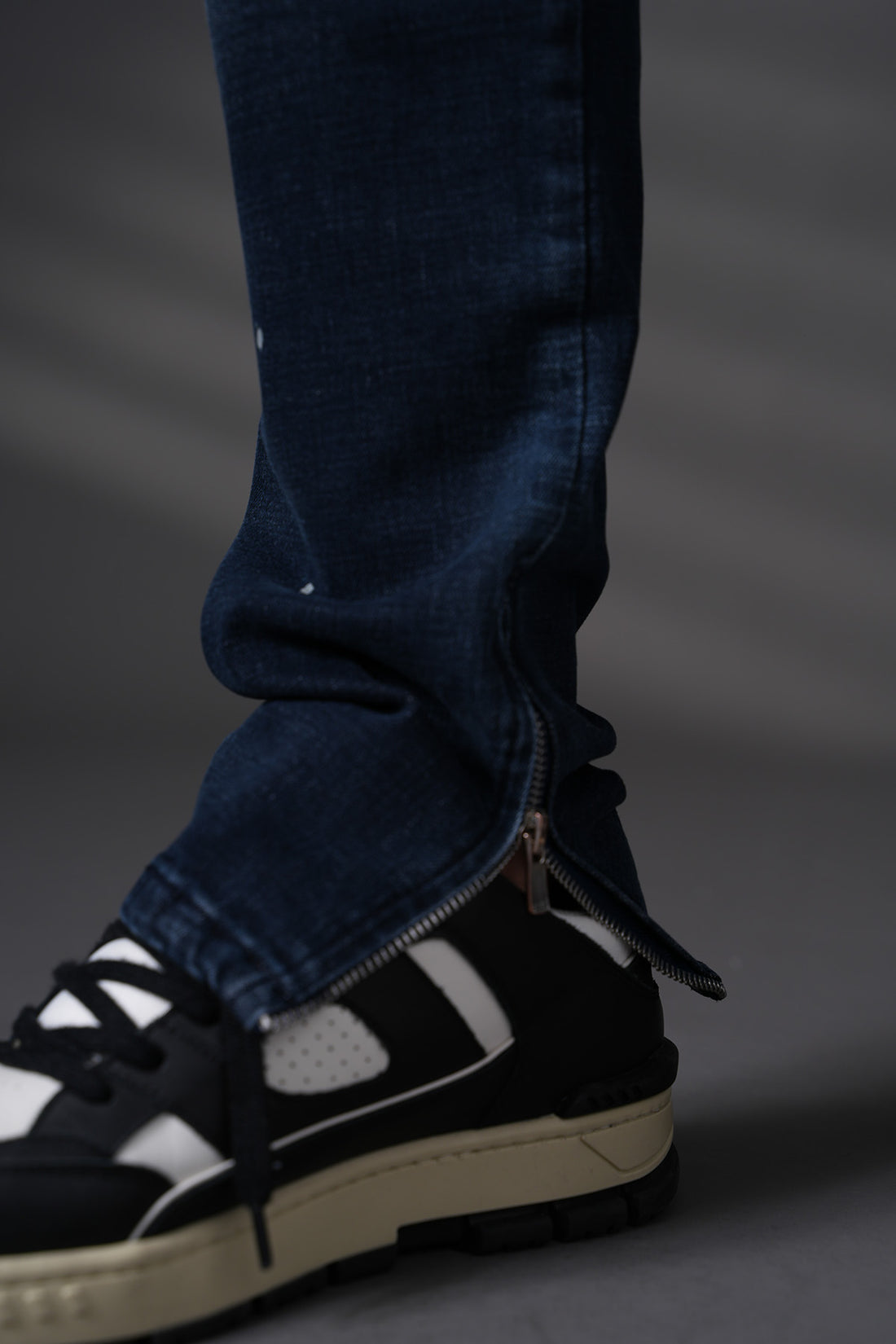 JEANS ANLIEGEND MIT REISSVERSCHLUSS F0024