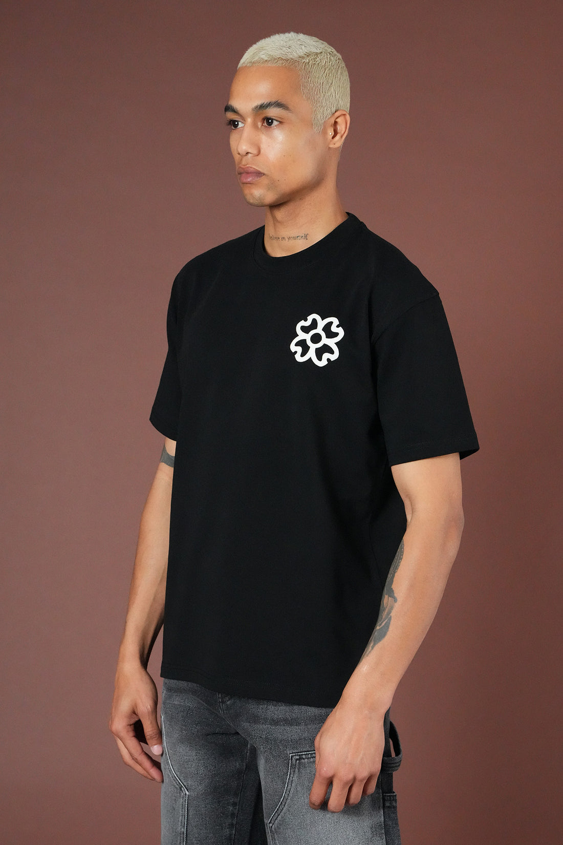 Herren-T-Shirt mit Blumenapplikation vorne und hinten LL1100161