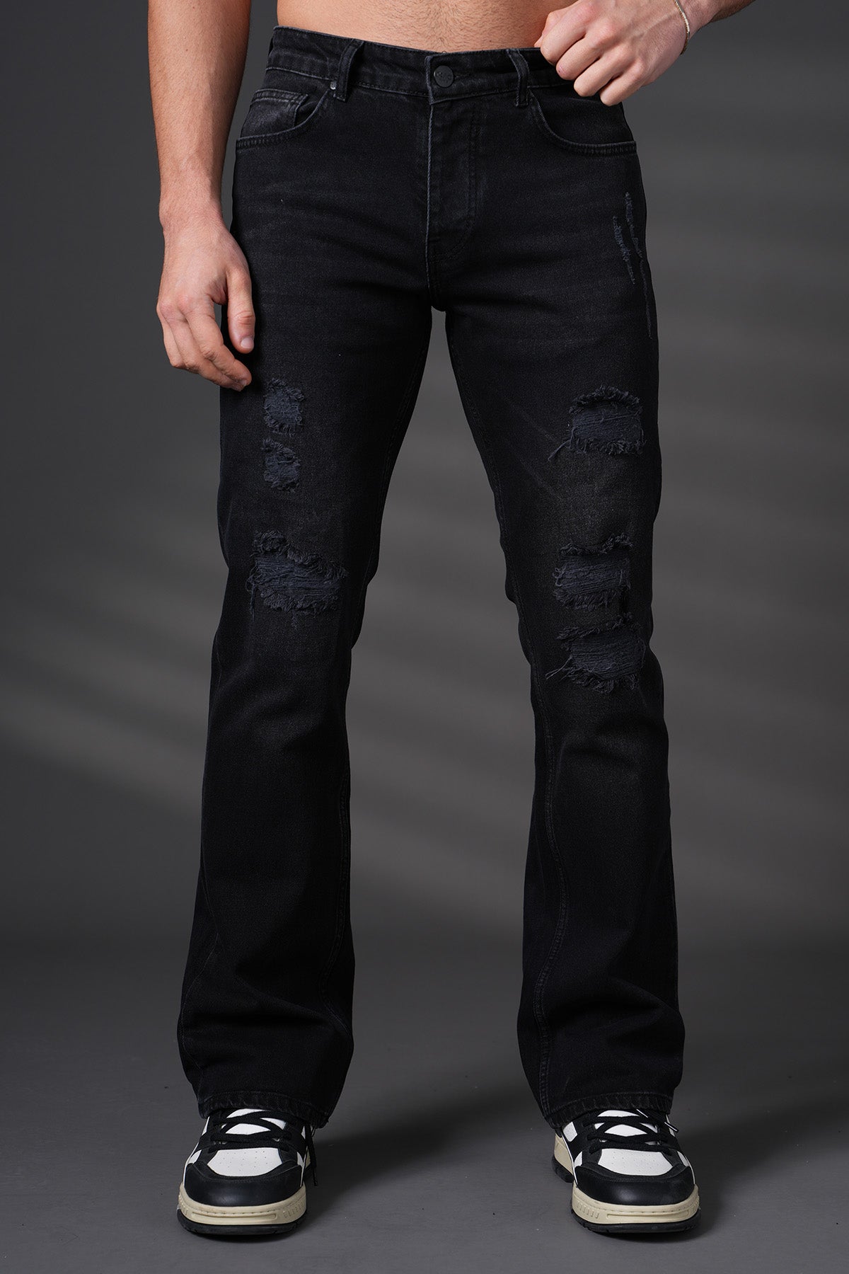 JEANS MIT AUSGESTELLTEM BEIN 4116