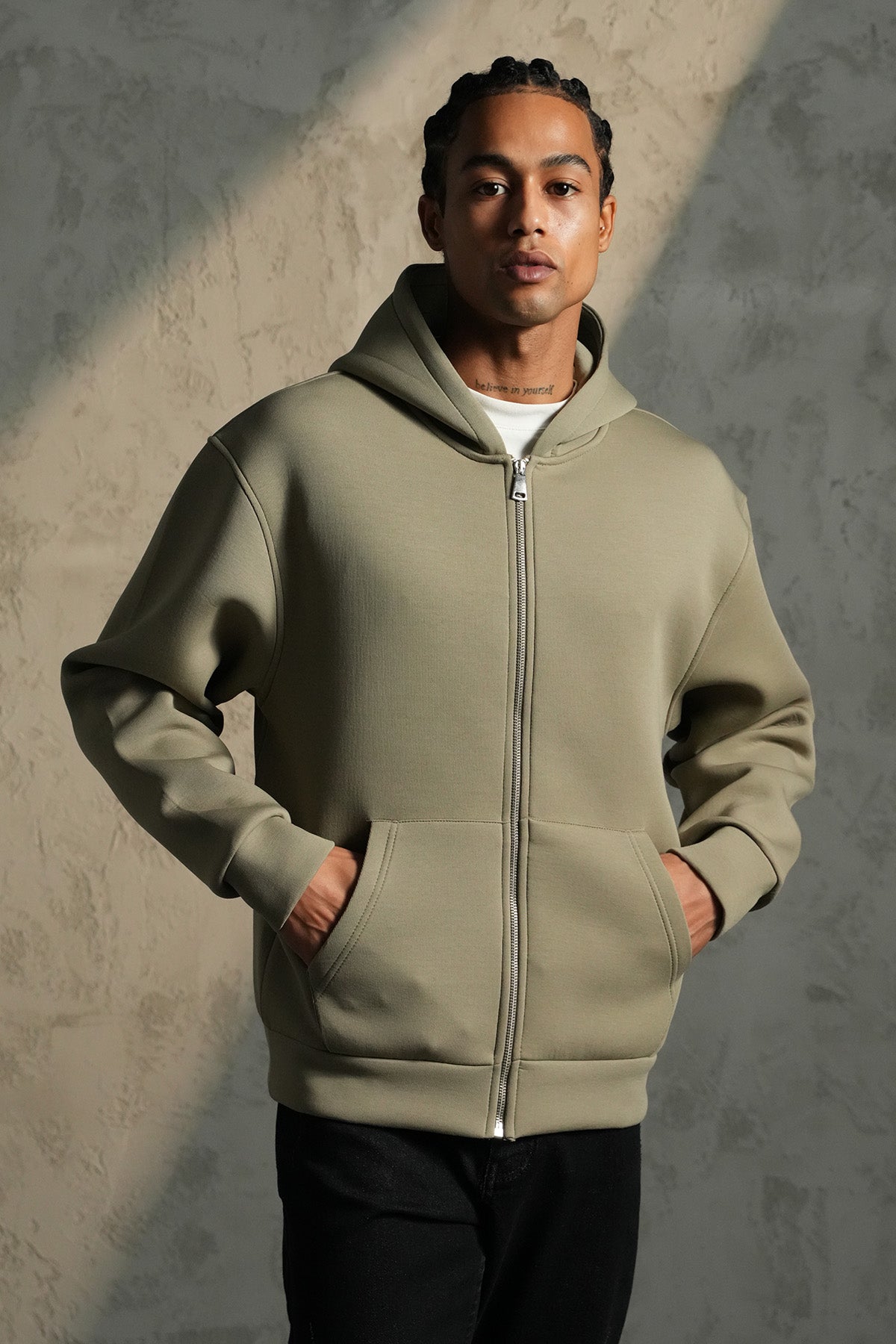 SWEAT À CAPUCHE BASIQUE LP2640