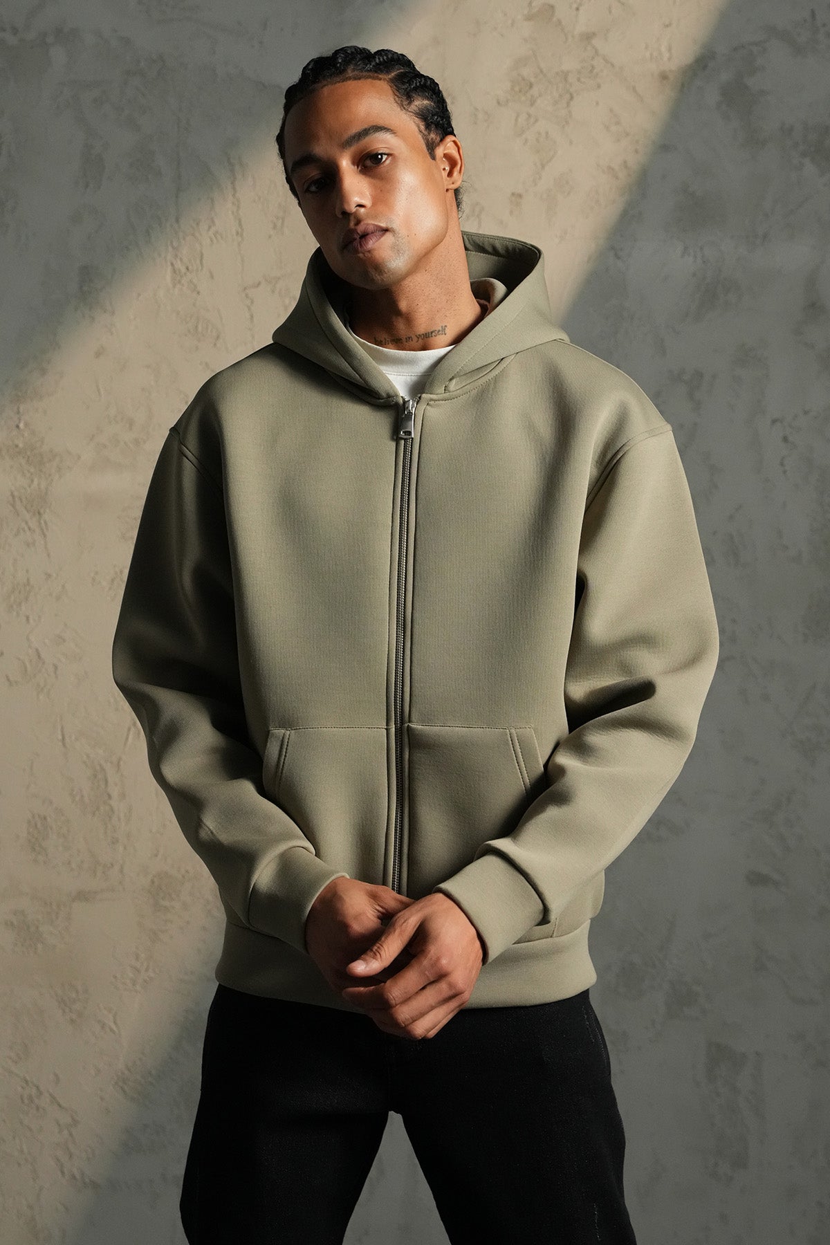 SWEAT À CAPUCHE BASIQUE LP2640