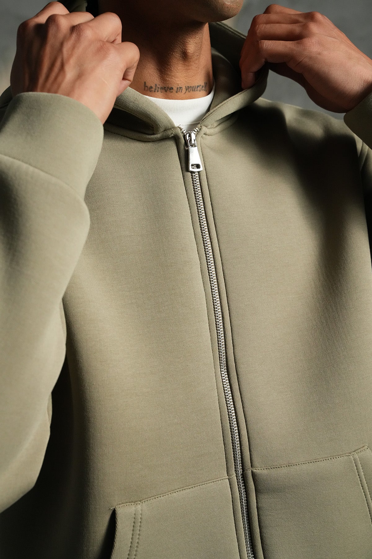 SWEAT À CAPUCHE BASIQUE LP2640
