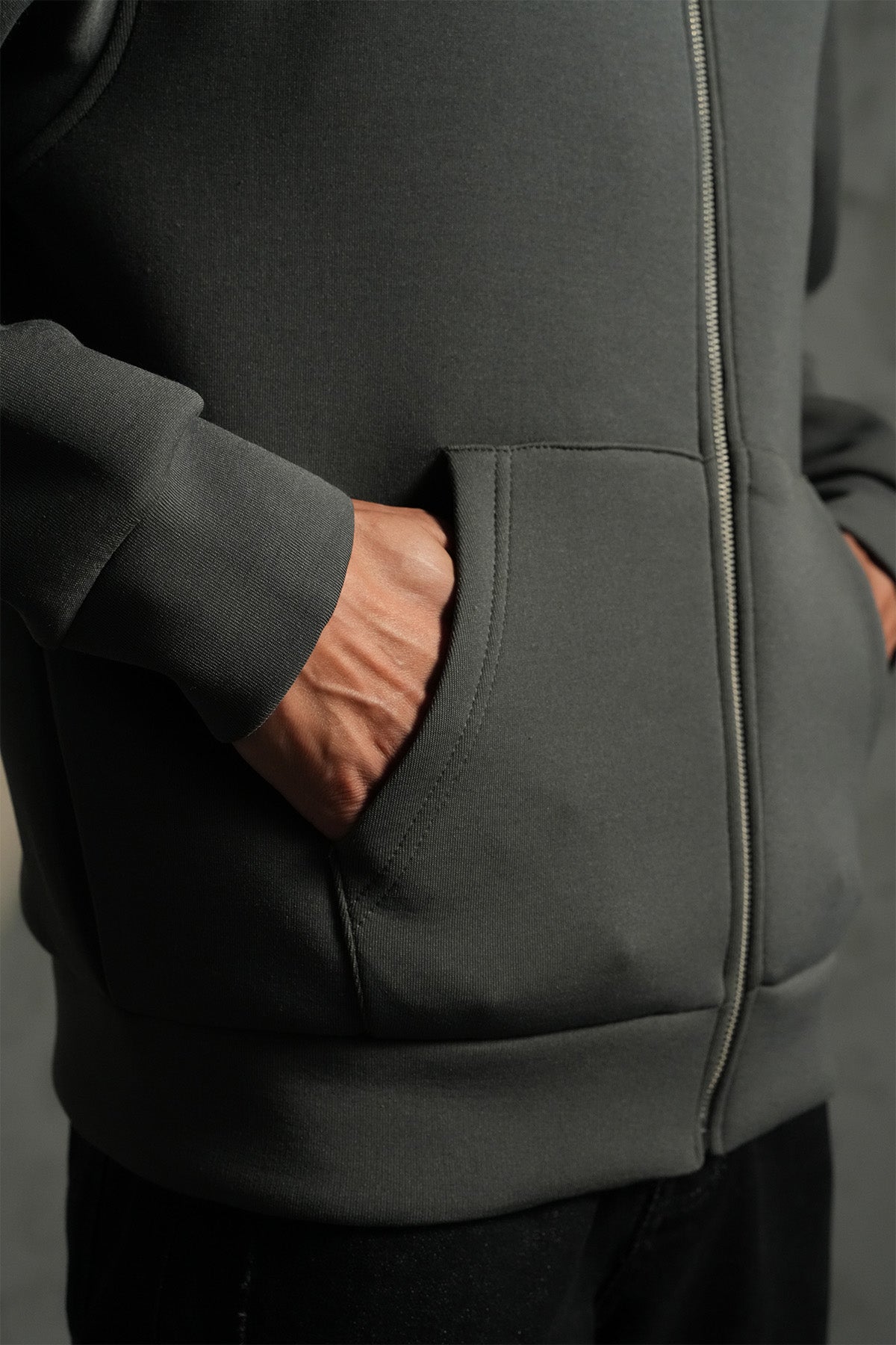 SWEAT À CAPUCHE BASIQUE LP2640