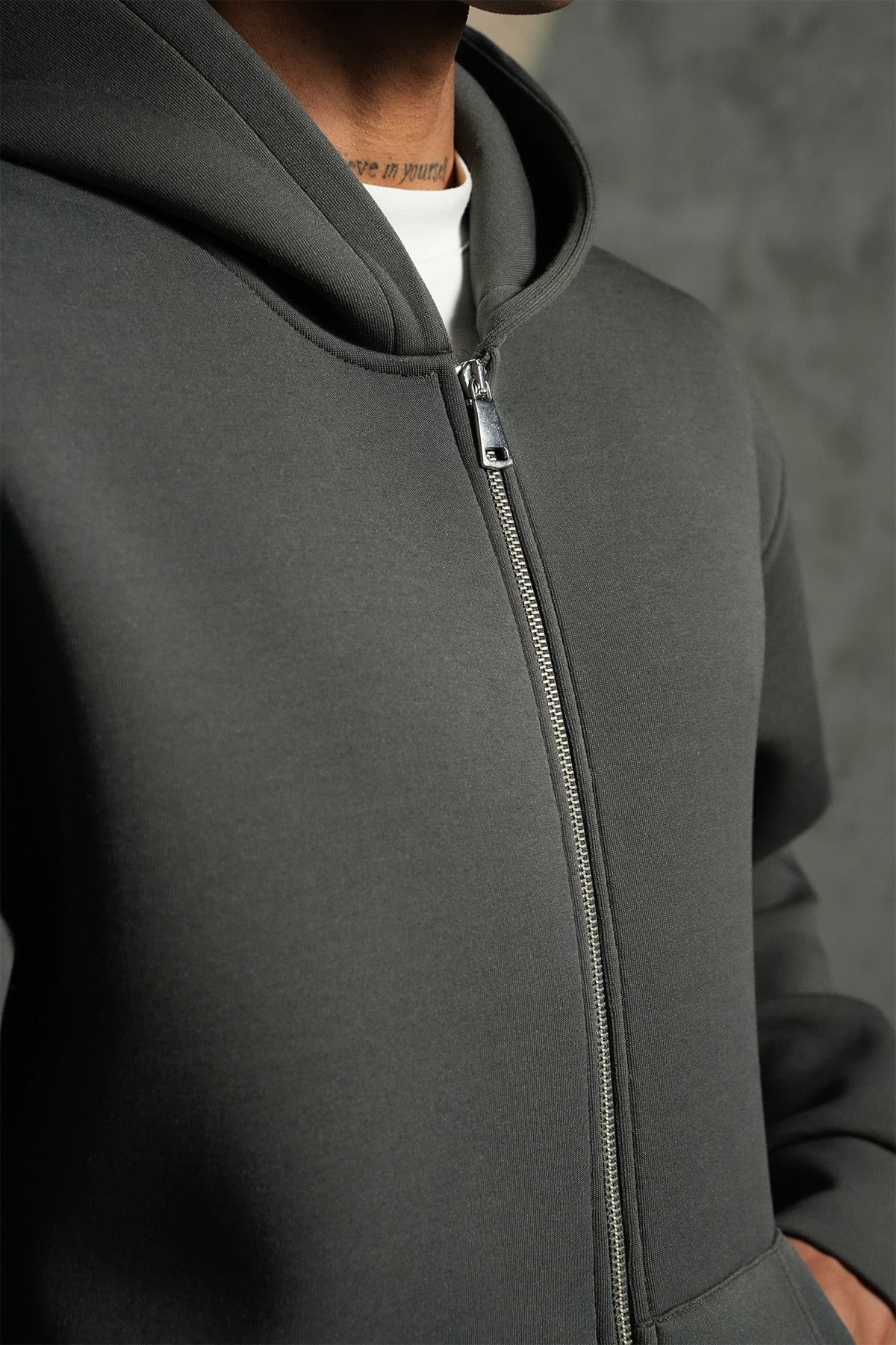 SWEAT À CAPUCHE BASIQUE LP2640