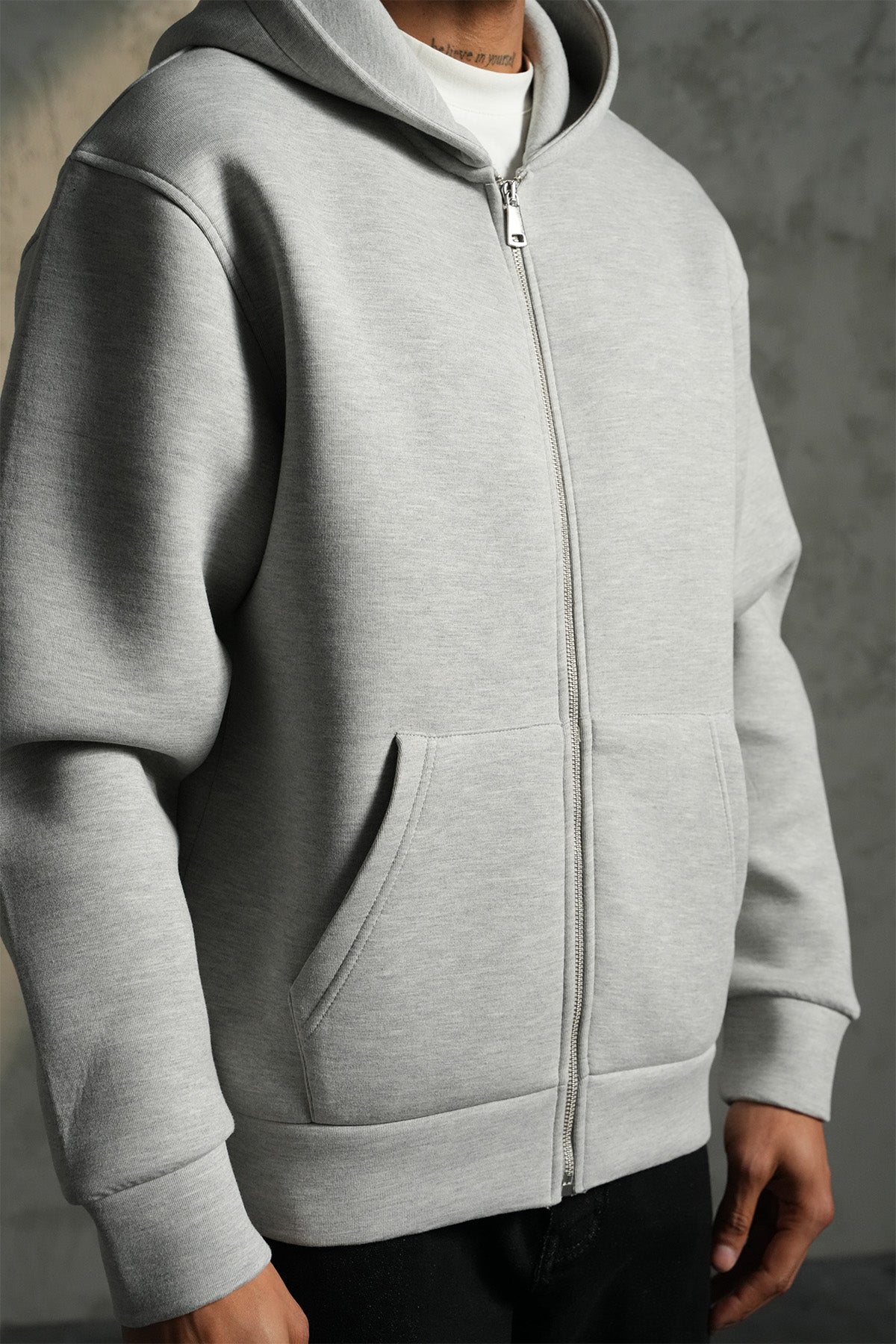 SWEAT À CAPUCHE BASIQUE LP2640