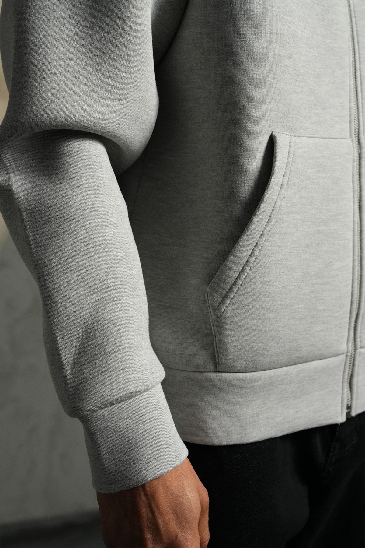 SWEAT À CAPUCHE BASIQUE LP2640