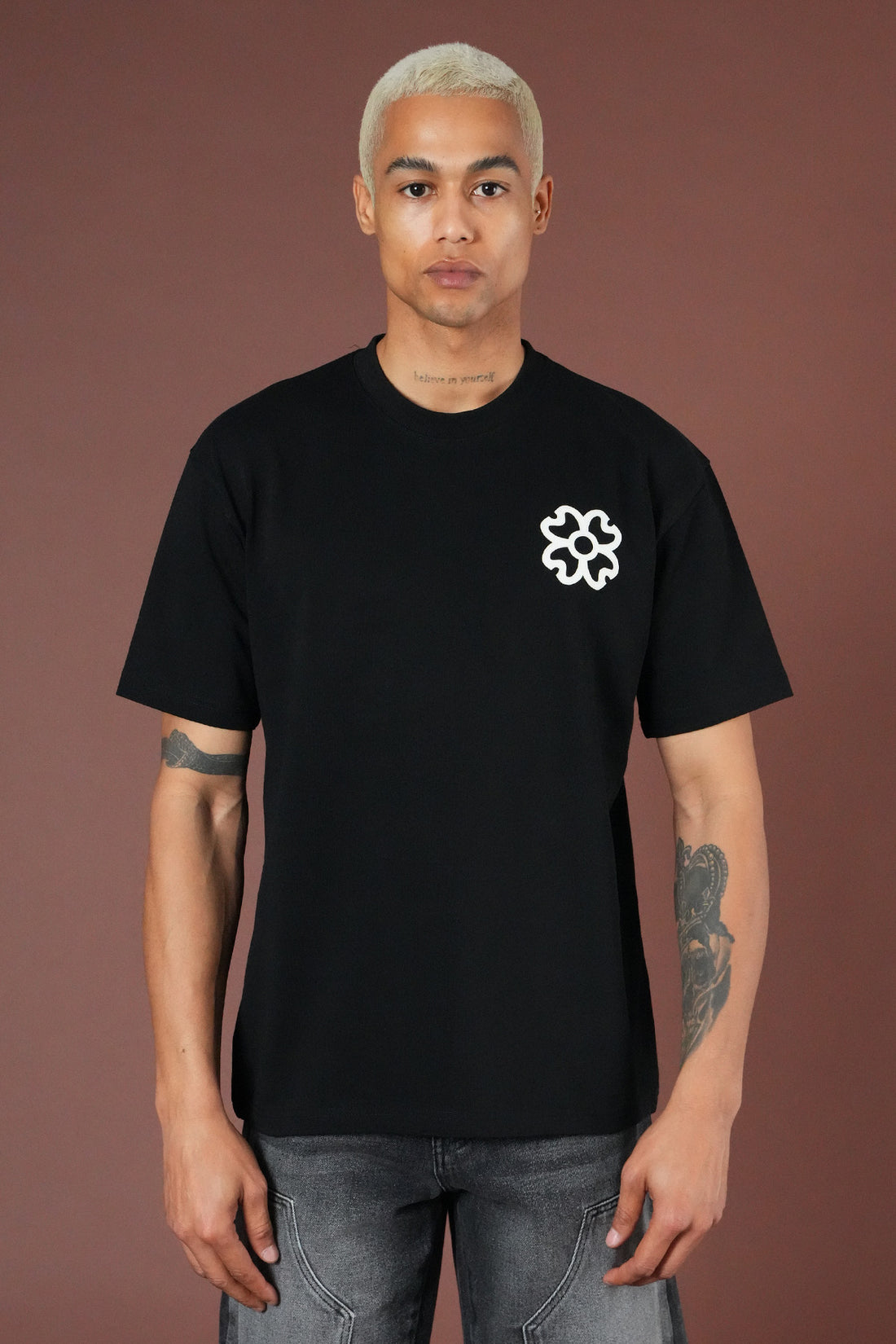 Herren-T-Shirt mit Blumenapplikation vorne und hinten LL1100161