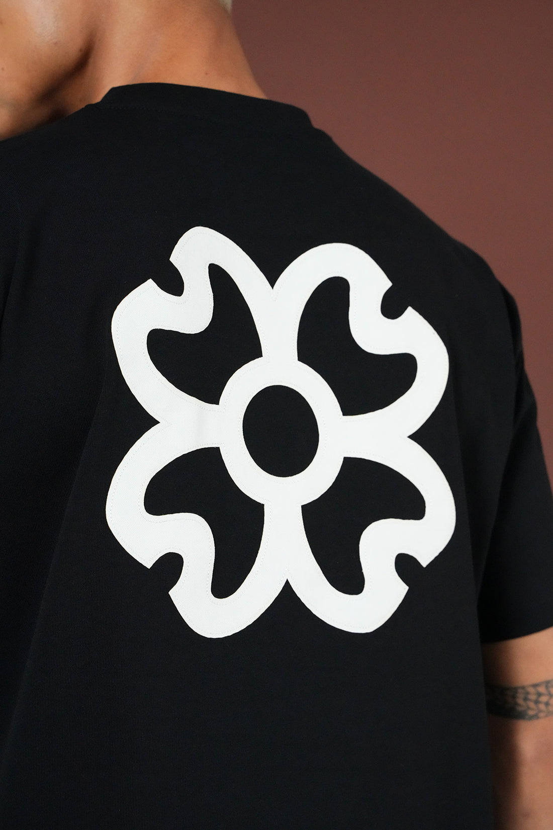 Herren-T-Shirt mit Blumenapplikation vorne und hinten LL1100161